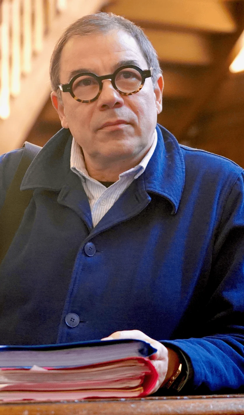 Maître Grégory Viandier tenant un dossier